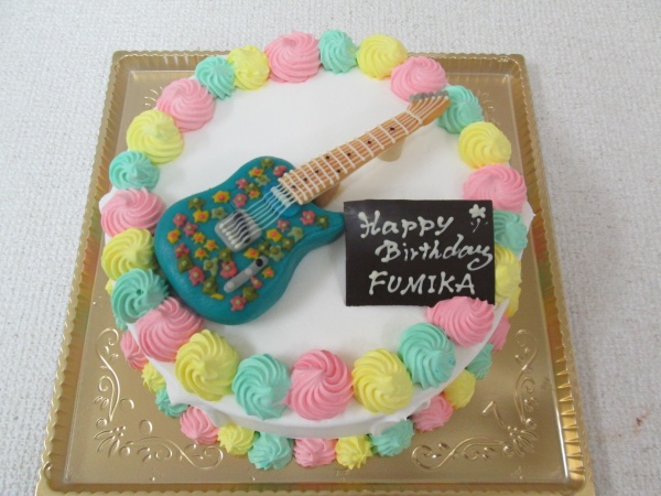 バースデーケーキに 3色絞り仕上げで ご指定のギターを立体でトッピング 大阪市東住吉区 パティスリーデコ