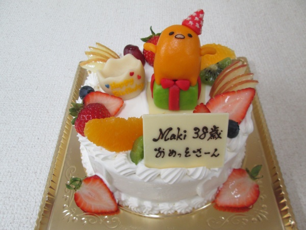 バースデーケーキに プレゼントboxに乗ったぐでたまを立体でトッピング 大阪市東住吉区 パティスリーデコ