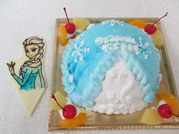 通販ケーキで 雪の結晶を付けたエルサのドレスを立体形ケーキで 大阪市東住吉区 パティスリーデコ