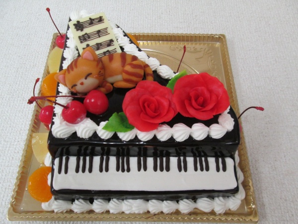 通販ケーキで ピアノの立体形ケーキに寝そべるネコちゃんやバラ 音符もトッピング 大阪市東住吉区 パティスリーデコ