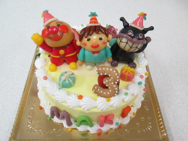バースデーケーキに アンパンマンとバイキンマンと男の子を立体でトッピング 大阪市東住吉区 パティスリーデコ