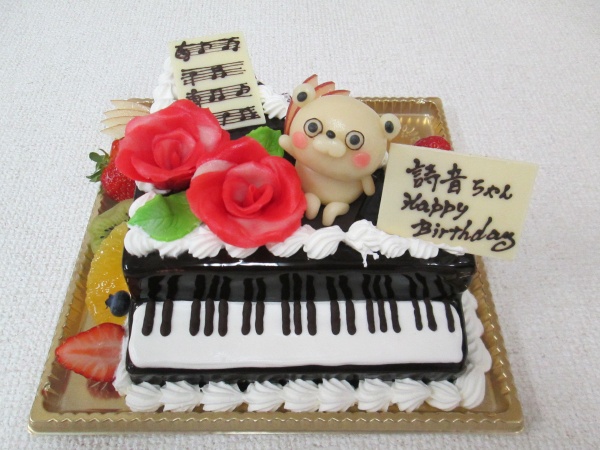 バースデーケーキに ピアノの立体形ケーキにご指定のラインキャラを立体でトッピング 大阪市東住吉区 パティスリーデコ