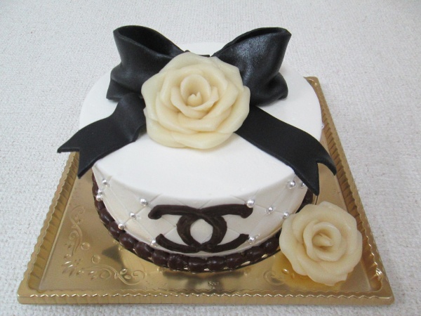 通販ケーキで ご指定のデザインケーキで 黒いリボンと白いカメリアを立体で 大阪市東住吉区 パティスリーデコ