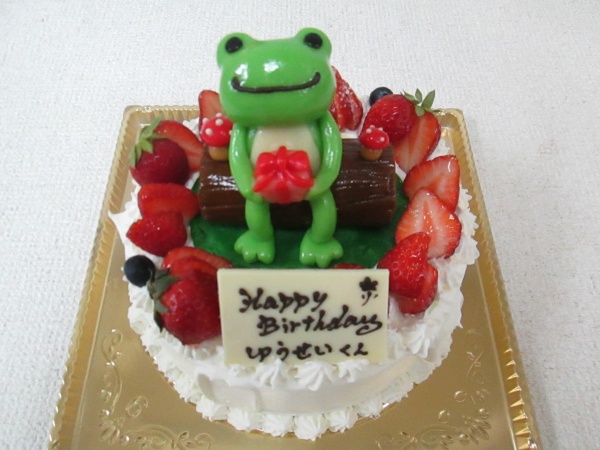 バースデーケーキに プレゼントboxを持ったカエルのピクルスを立体でトッピング 大阪市東住吉区 パティスリーデコ