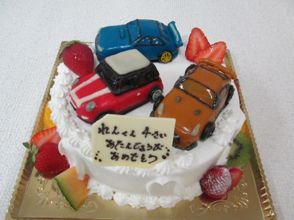 バースデーケーキに トミカのご指定の車3台を立体でトッピング 大阪市東住吉区 パティスリーデコ