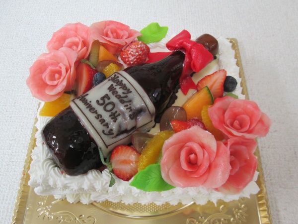 バースデーケーキに ワインボトルとピンクのバラを立体でトッピング 大阪市東住吉区 パティスリーデコ