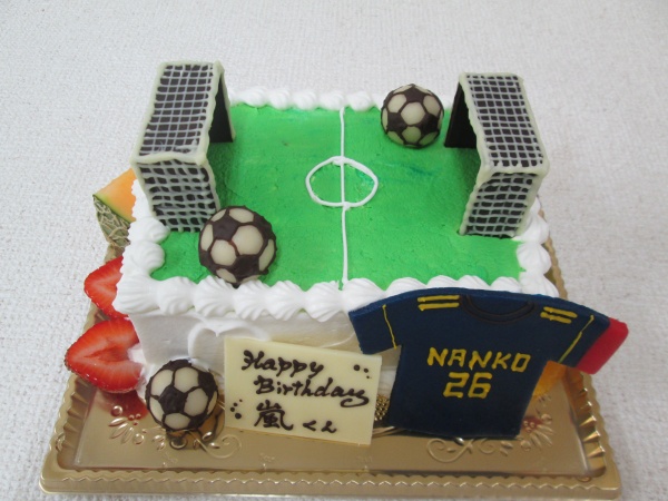 バースデーケーキに サッカー場形ケーキにゴールとボールとユニフォームもトッピング 大阪市東住吉区 パティスリーデコ
