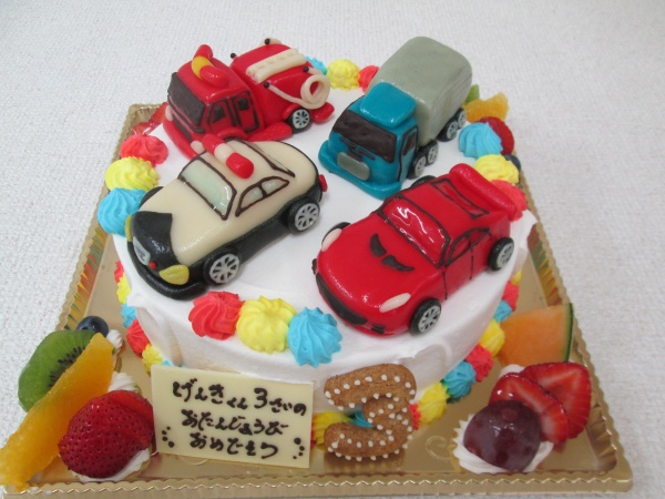 バースデーケーキに トミカ車のご指定の4台を立体でトッピング 大阪市東住吉区 パティスリーデコ