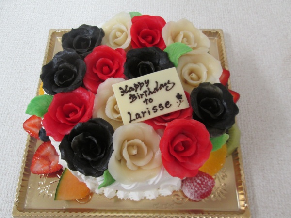 バースデーケーキに 黒と赤と白のバラの花をケーキいっぱいにトッピング 大阪市東住吉区 パティスリーデコ