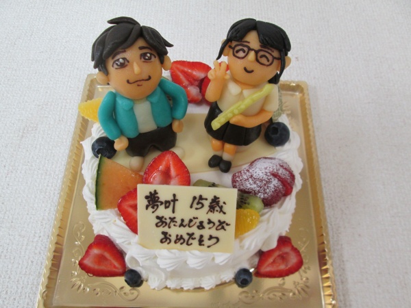 バースデーケーキに 嵐の二宮君とご指定の女性を立体でトッピング 大阪市東住吉区 パティスリーデコ