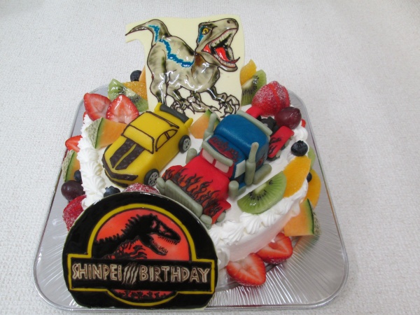 バースデーケーキに ジュラシックワールドロゴと恐竜をプレートで トランスフォーマー車も立体で 大阪市東住吉区 パティスリーデコ