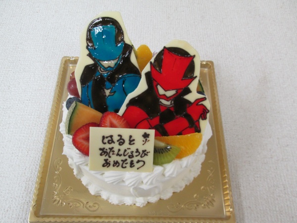 バースデーケーキに ルパンレンジャー赤と青を型抜きプレートでトッピング 大阪市東住吉区 パティスリーデコ