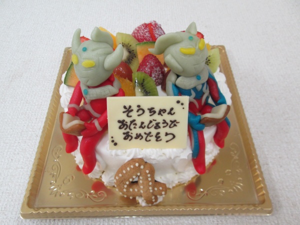バースデーケーキに ウルトラマンタロウとゼロを腰かけた立体でトッピング 大阪市東住吉区 パティスリーデコ
