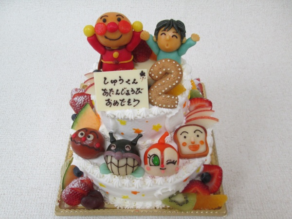 バースデーケーキに 2段ケーキにアンパンマンと男の子を全身立体で 仲間たちもトッピング 大阪市東住吉区 パティスリーデコ