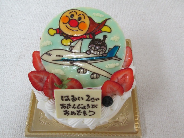 バースデーケーキに 飛行機とアンパンマンとバイキンマンをプレートでトッピング 大阪市東住吉区 パティスリーデコ