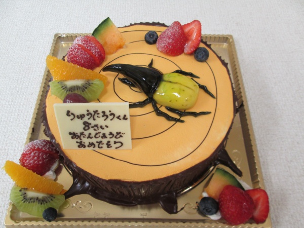 バースデーケーキに 切株形ケーキにヘラクレスオオカブトを立体でトッピング 大阪市東住吉区 パティスリーデコ