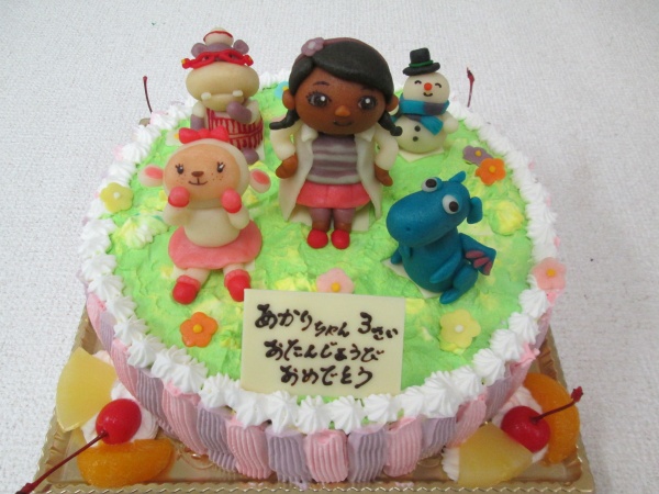 バースデーケーキに ドッグはおもちゃドクターのキャラクター5体を立体でトッピング 大阪市東住吉区 パティスリーデコ