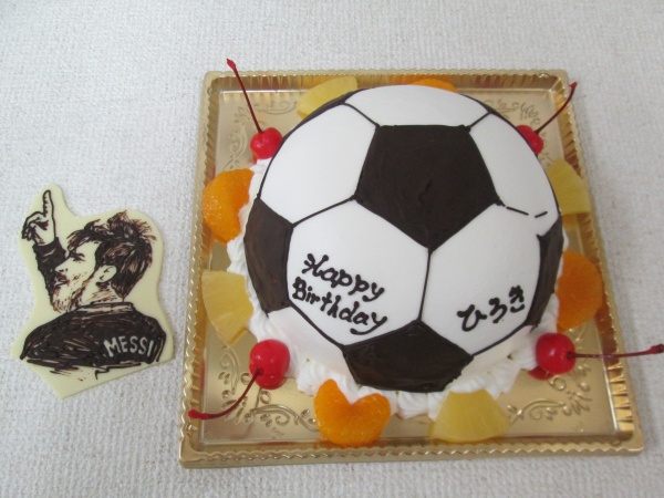 通販ケーキで サッカーボールを立体形ケーキで メッシのイラストを型抜きプレートも付けて 大阪市東住吉区 パティスリーデコ
