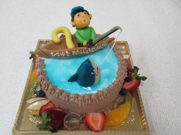 バースデーケーキに 海のイメージ仕上げで 船と鮫を釣る男の子を立体でトッピング 大阪市東住吉区 パティスリーデコ