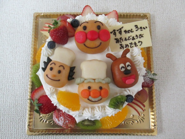 バースデーケーキに アンパンマンやジャムおじさんバタコさんチーズの顔を立体でトッピング 大阪市東住吉区 パティスリーデコ