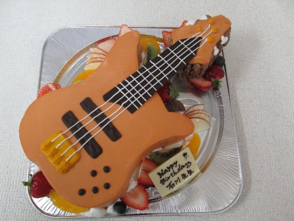 バースデーケーキに ギターのボディーを立体形ケーキで ネックとヘッドも付けて 大阪市東住吉区 パティスリーデコ