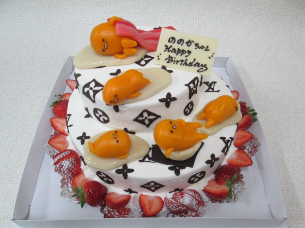 バースデーケーキに 2段大型ケーキにモノグラム模様仕上げで ぐでたまを立体でトッピング 大阪市東住吉区 パティスリーデコ