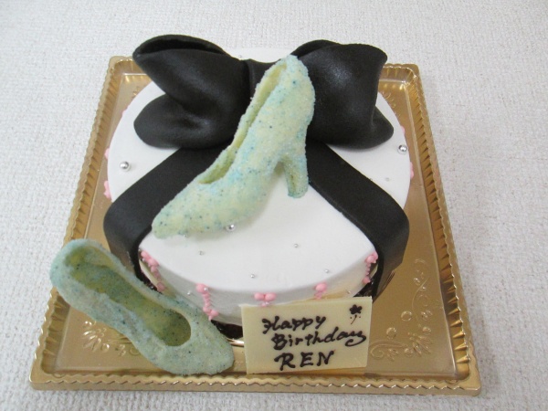 バースデーケーキに デザインケーキに黒の蝶々リボンとガラスのハイヒールを立体でトッピング 大阪市東住吉区 パティスリーデコ