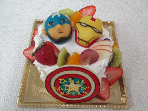 バースデーケーキに キャプテンアメリカとアイアンマンの顔を立体で ロゴをプレートで 大阪市東住吉区 パティスリーデコ