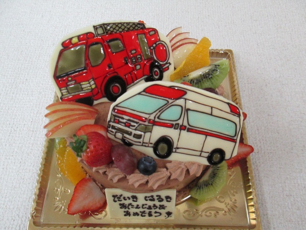 バースデーケーキに 救急車と消防車を型抜きプレートでトッピング 大阪市東住吉区 パティスリーデコ