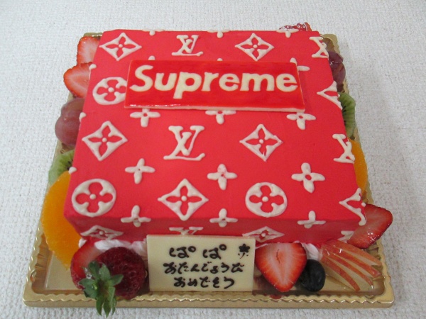 バースデーパーティーに モノグラム柄ケーキにご指定のロゴをプレートでトッピング 大阪市東住吉区 パティスリーデコ