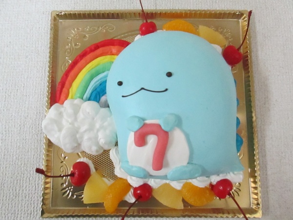 通販ケーキで すみっこぐらしのトカゲの立体形に虹と雲のデコレーション付で 大阪市東住吉区 パティスリーデコ