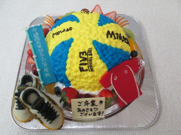 卒業祝いケーキに バレーボール絞り仕上げの立体形でユニフォームとシューズとのぼり旗を立体で 大阪市東住吉区 パティスリーデコ