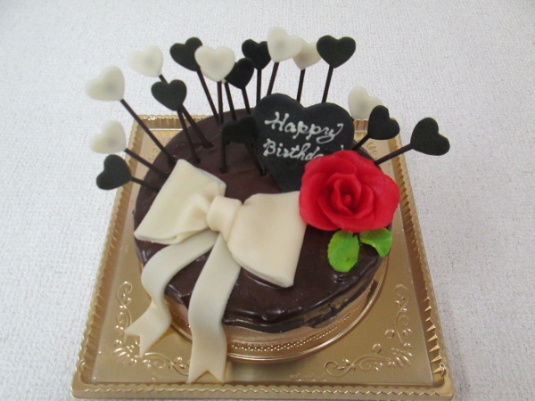 バースデーケーキに 白い蝶々リボンと赤いバラを立体で 黒と白のハートのスティック付きで 大阪市東住吉区 パティスリーデコ