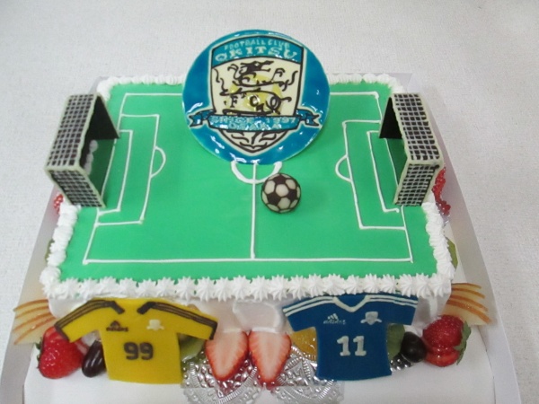 パーティーケーキに サッカーコートの立体形にご指定のユニフォームやロゴをプレートで 大阪市東住吉区 パティスリーデコ
