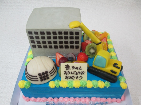 バースデーケーキに ショベルカーとビルとヘルメットを立体でトッピング 大阪市東住吉区 パティスリーデコ