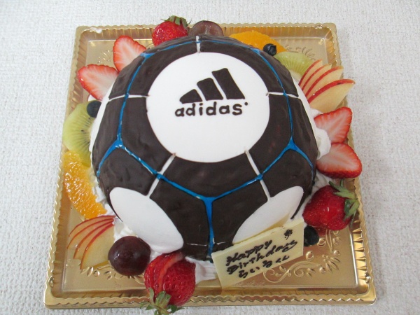 バースデーケーキに ご指定デザインのサッカーボールを立体形ケーキで 大阪市東住吉区 パティスリーデコ