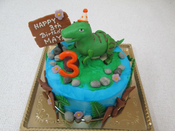 バースデーケーキに 石ややシダ植物を付けたケーキにご指定の恐竜を立体でトッピング 大阪市東住吉区 パティスリーデコ