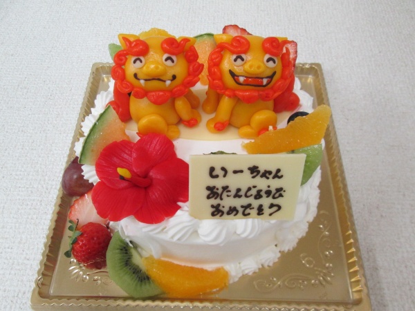 バースデーケーキに 沖縄のシーサーとハイビスカスの花を立体でトッピング 大阪市東住吉区 パティスリーデコ