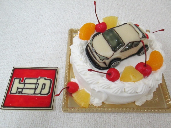 通販ケーキで ご指定のトミカ車を立体で トミカのロゴプレートも付けて 大阪市東住吉区 パティスリーデコ