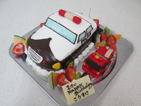 バースデーケーキに パトカーを立体形ケーキで 消防車の立体も付けて 大阪市東住吉区 パティスリーデコ