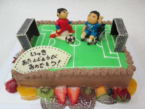 バースデーケーキに サッカー場の立体形ケーキに2人の男の子を立体でトッピング 大阪市東住吉区 パティスリーデコ