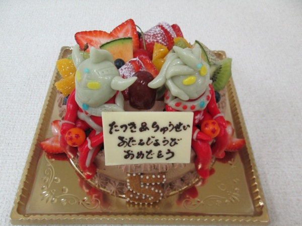 バースデーケーキに ウルトラマンタロウとレオを座った形の立体でトッピング 大阪市東住吉区 パティスリーデコ
