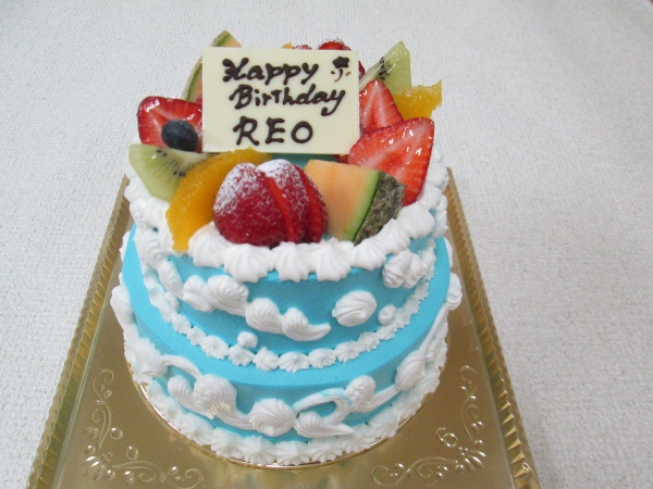バースデーケーキに 2段ケーキで水色仕上げに 生クリームのデザイン絞りで 大阪市東住吉区 パティスリーデコ