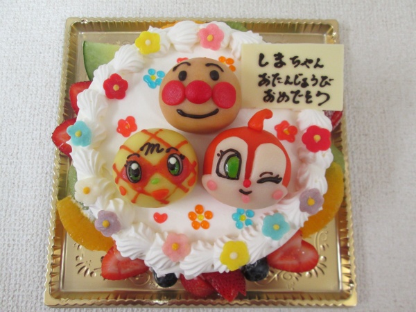 バースデーケーキに アンパンマン達の顔を立体で 小花や花絞りもトッピング 大阪市東住吉区 パティスリーデコ