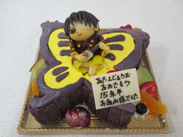 バースデーケーキに ご指定の蝶々立体形ケーキに 銀魂の高杉の人形を立体でトッピング 大阪市東住吉区 パティスリーデコ