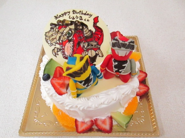 バースデーケーキに リュウソウジャーのゴールドとレッドを立体で ティラミーゴをプレートで 大阪市東住吉区 パティスリーデコ