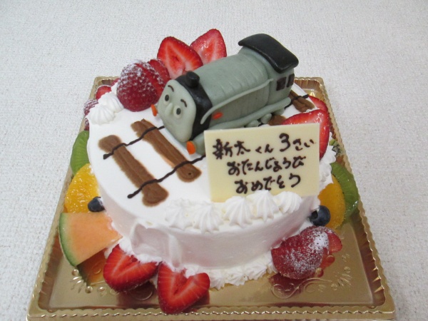バースデーケーキに 線路付ケーキにトーマスのスペンサーを立体でトッピング 大阪市東住吉区 パティスリーデコ