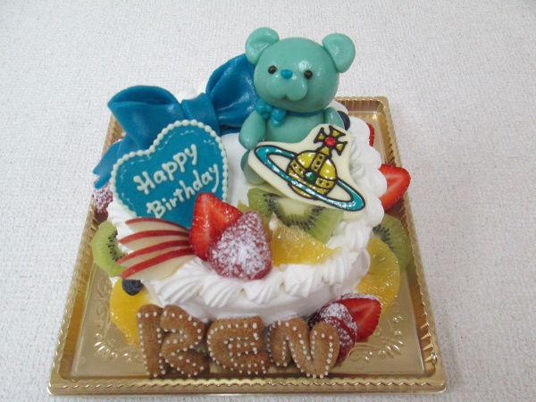 バースデーケーキに ブランドのロゴプレートを持ったブルーのクマとリボンをトッピング 大阪市東住吉区 パティスリーデコ