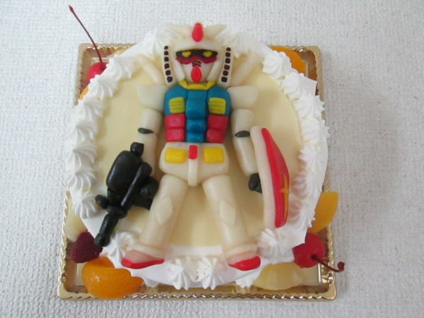 通販ケーキで 機動戦士ガンダムを全身立体でトッピング 大阪市東住吉区 パティスリーデコ