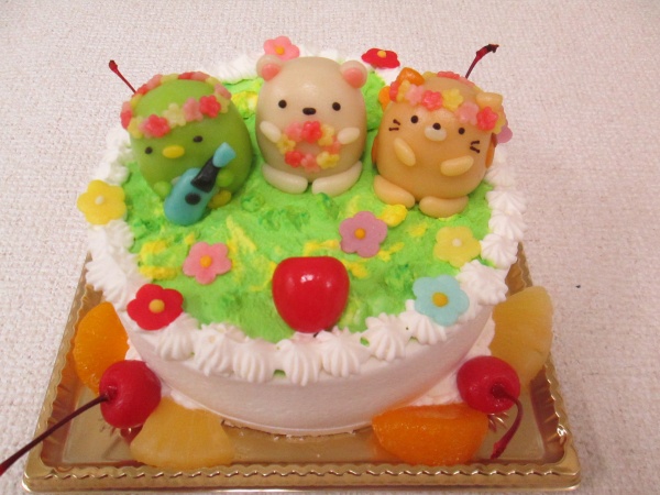 通販ケーキで 草原イメージケーキにご指定のすみっこぐらしを立体でトッピング 大阪市東住吉区 パティスリーデコ